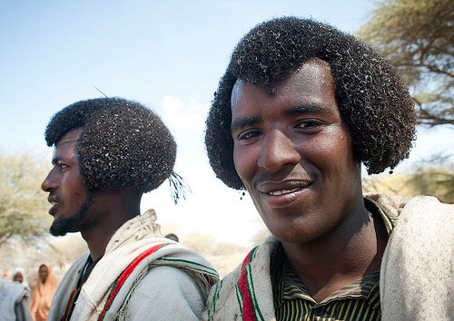 Coiffure totémique des Oromo d'Ethiopie reprenant la forme de la tête du cobra