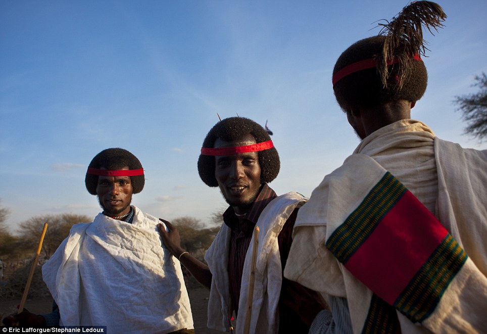 Des hommes Oromo portant la coiffure totémique de l'époque pharaonique qui imite la tête du Cobra. Celui de droite porte la plume de la Maât. Ils sont toujours imprégnés de la Spiritualité Africaine 