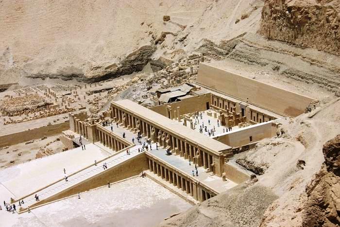 Adossé à la montagne austère à Deir El Bahari le temple funéraire d'Hatchepsout
