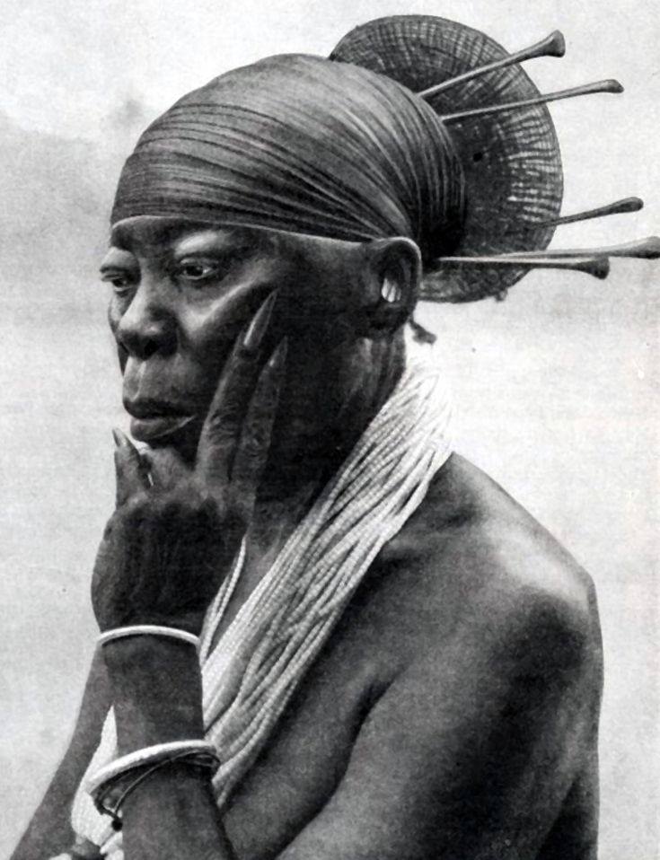 Nenzima, reine des Mangbetu en RD Congo, début du 20e siècle Elle était la personne la plus puissante à la court 
